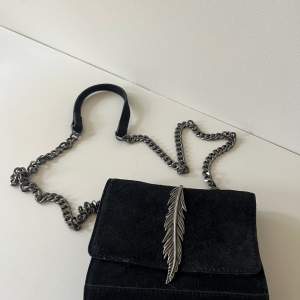 Säljer en jätte cool väska från zara🙌🏽 Inte jätte stor men perfekt att ha nycklar, kort och mobil i, lite små saker🤗 bra skick❤️