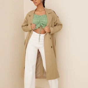 Kläder - SLFNEW BREN LS TRENCH COAT B NOOS Trenchcoat från Selected Femme Knappar  framtill Fodrad insida Hällor i midjan med ett knytband Två fickor framtill. Helt nytt och oöppnad  Nytt pris 1999 kr