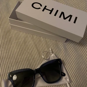 Chimi Eyewear  - Hej! Säljer mina knappt använda Chimis.  Dem är i en mörkblå läcker färg, tror modellen är gamla 06? Skicket är som nya då de knappt är använda. 