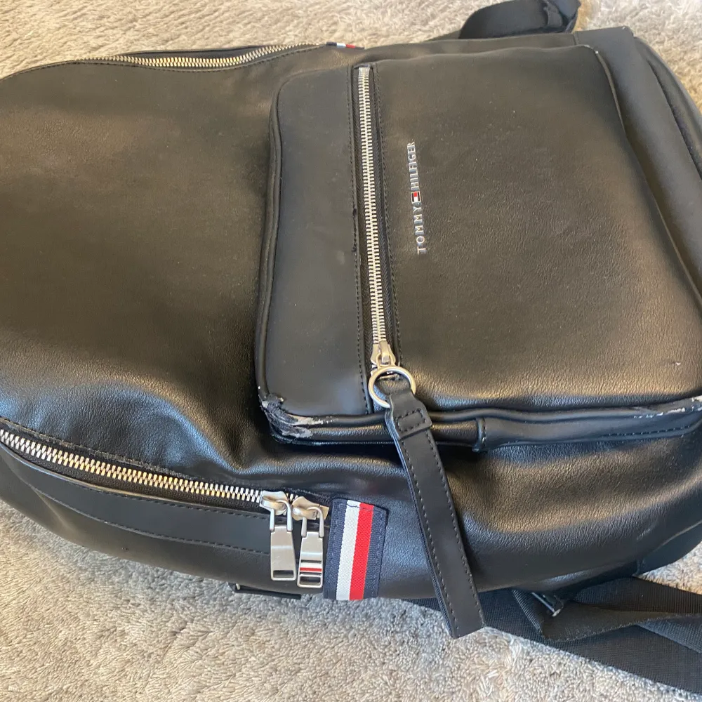 En super snygg Tommy Hilfiger ryggsäck! Använd endast några få gånger. Som man kan se är den lite sliten på kanten på framfacket. Nypris: 2000kr💕💕. Väskor.