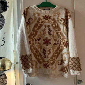 Stickad tröja! - Köpt denna tröja tidigare på plick men säljer nu vidare då den inte passar. Inga skador och har använts av mig en gång❤️Perfekt att ha till hösten!