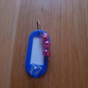 Till hundhalsbanden! - Här är en liten fin blå sak som du kan sätta på hundhalsbanden och skriva ditt telefonnummer så om du tappar bort hunden så ser man vart man ska Riga🙂