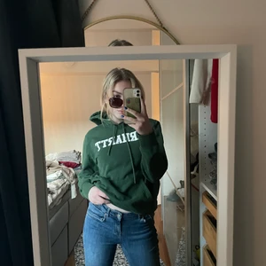 Grön carhartthoodie - Mörkgrön hoodie från carhartt. Köpt secondhand men i väldigt bra skick!