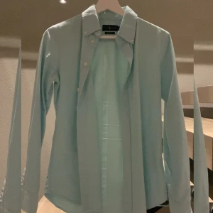Polo Ralph Lauren skjorta - Säljer denna coola skjortan i färgen turkos, lite skiftningar i ljusblå nyans. Den är använd max två gånger, köpt i LA förra året i Ralph Laurens egna affär för 1950kr. Bara att höra av sig över fler bilder eller funderingar. ❤️‍🔥