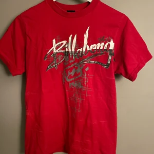 Billabong - Säljer denna skitcoola billabong t-shirt som jag tidigare har köpt på plick ❗️dom vita strecken på framsidan går att få bort som jag såklart tvättar bort innan jag skickar iväg dom❗️skriv för mer bilder!