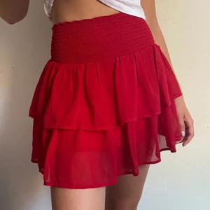 Volangkjol - Snygg röd volangkjol från Kappahl i storlek 170. Passar mig som brukar ha en S/M i storlek, använd 1 gång. Frakt tillkommer                                                                                (Lånad bild)