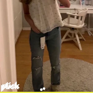 Zara mid rise med slitningar  - Mid rise straight leg jeans från zara jätte fint skick har dock klippt liten slits vid fötterna för att dem skulle sitta bättre, strlk 38 men små i storleken passar 36