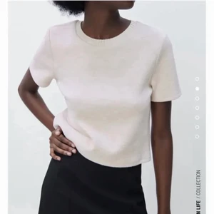 Zara tröja - Säljer denna helt slutsålda topp från zara, endast använd Max 2-3 gånger så som ny