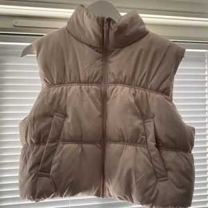 Beige väst - Jag säljer min fina nästan oanvända väst! Den är ganska ”croppad” men sitter fint på! Jag kan skicka fler bilder ifall det behövs💗
