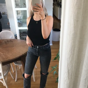 Slitna jeans - Säljer mina jeans från topshop då de inte kommer till användning, säljer direkt för 150 kr + frakt