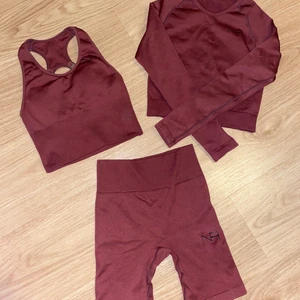 Träningsset 3 delar - Träningsset i 3 delar. Shorts, långärmad och bh. Aldrig använda. Alla 3 delar för 100kr annars 40kr delen. 