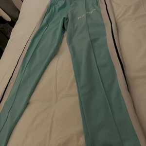 Palm angels trackpants (Storlek M) - PALM ANGELS TRACKPANT Size: M Säljs för 3000kr  Slutsåld i denna storlek på ”alla” sidor.  Kan fraktas spårbart i hela Sverige för 66kr, meetup går att lösa inom Västra Götaland. Kvitto tags osv medföljer!
