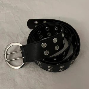 Nelly skärp - Svart skärp från Nelly, aldrig använt. Passar alla storlekar.