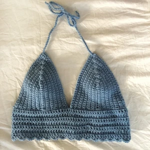 Virkad topp - Ljusblå virkad topp i storlek S/M. Justerbar i ryggen och nacken. 100% akrylgarn. 200kr+24kr frakt 💙
