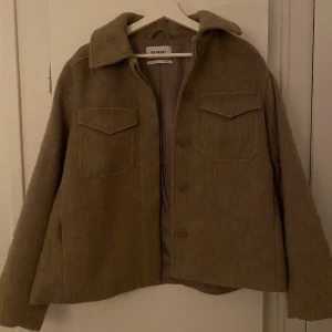 Shortjacka - Superfin shortjacka från weekday som är gråbeige. Stl S, säljes i nyskick. Köpare står för frakt