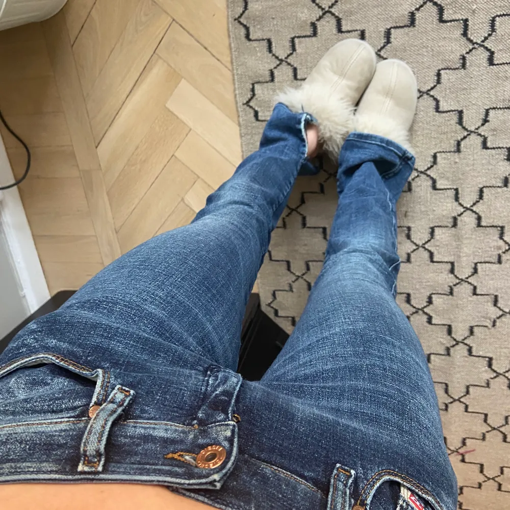 As snygga lågmidjade jeans med slits från diesel. Perfekt passform och färg. Och fickorna är den perfekta detaljen. Jeans & Byxor.