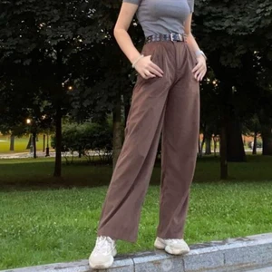 Bruna kostymbyxor  - Mysiga trendiga kostymbyxor, i storleken M. Använda 1 gång 🥰