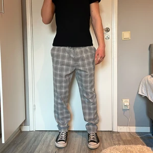 Byxor - Snygga kostymbyxor som även kan användas till vardags. Bekväma, inköpta från Hm, använda några ggr, sömmen har gått upp lite i grenen men inget hål, kan skicka bild om önskas. 