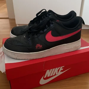 Nike air force 1 - Säljer mina air force 1 svarta med röda detaljer pga jag inte använder de längre. Använt fåtal gånger och är i bra skick. Nypris 1250kr från JD sports. Kartong medföljer. Kan mötas upp i Stockholm (även Falun), i annat fall står köparen för frakt