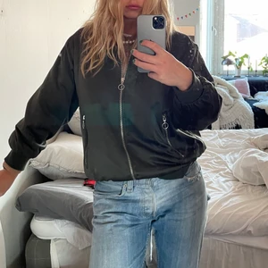 Bomberjacka - Bomberjacka som jag köpt från Sellpy men aldrig använt då den var för kort i ärmarna :) är 170cm och jackan är i storlek S från Zara ✨ jackan är lite nopprig och verkar vara väl använd så därav priset :) och är i en mörkgrön färg 