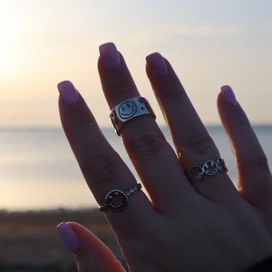 925 Sterling silver ringar  - Ringar i 925 sterling silver. Alla ringar är justerbara och ska därför passa alla. En för 119kr eller två för 200kr frakt tillkommer på 15kr