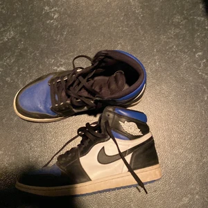 Jordan high Royal toe Storlek 42. - Ett par Jordan 1 high royal toe. Lite användna med skick 7/10. Går att tvätta för att få renare.