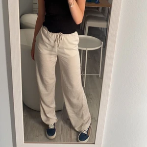 Hm  - Superfina och trendiga byxor från H&M men tyvärr så har jag inte kvar snöret, stl XS😍 köparen står för frakten 