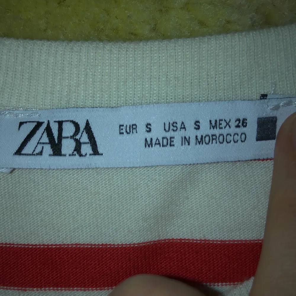 Jättefin oanvänd randig tröja från Zara. Den är oanvänd och i storlek s!! Bra pris för en oanvänd tröja❤️. T-shirts.