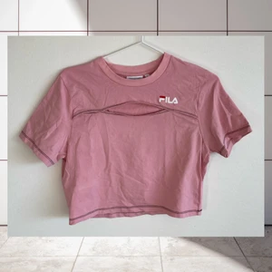 🌸 rosa croptop från FILA! M/L - Älskad, croppad tshirt i fin rosa. Tryck på framsidan, och en cut-out högt upp på bröstkorgen. Kan behöva strykas. En liten bit av tråden har släppt längst ned på tröjan. Svarta detaljer. Storlek L, men passar även M. Samfraktar gärna. Jag ansvarar inte för postens slarv.