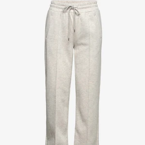 mjukis byxor från vero moda - jätte fina och supersköna mjukis byxor från vero Moda som är helt oanvända och endast 1 månad gamla. säljer dem pga passade ej mig så jätte mycket. ord. pris 259kr. mitt pris 120kr plus frakt som köparen står för 🌸