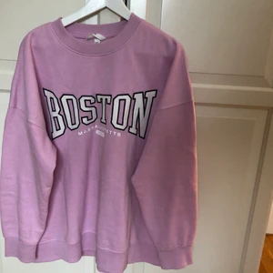 Sweatshirt rosa  - Jättesnygg tröja ifrån H&M storlek: S, men den är overzized. För fler frågor, skriv till mig privat !köparen står alltid för frakten!💕