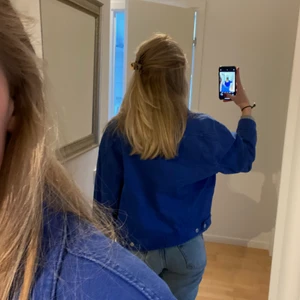 BLÅ JEANSJACKA - Säljer min våriga jeansjacka som är i jättefint skick💙💙💙Köptes på Pull and Bear men den kommer tyvärr inte till användning! Nypris var 350kr och säljer för 200kr😊Skriv provat för frågor eller fler bilder! Kan mötas upp i Stockholm men annars står köparen för frakt💙💙
