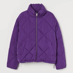 Lila puffer jacka!! - Säljer denna lila puffer jacka /vinterjacka då den inte kommer till användning, den är i nyskick och har inga slitningar. (Skriv privat för fler bilder) 