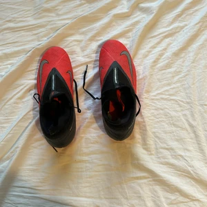 Nike phantom vsn 2 academy (konstgräs) - Strl 42. Har använt de 1 gång och de var för stora 