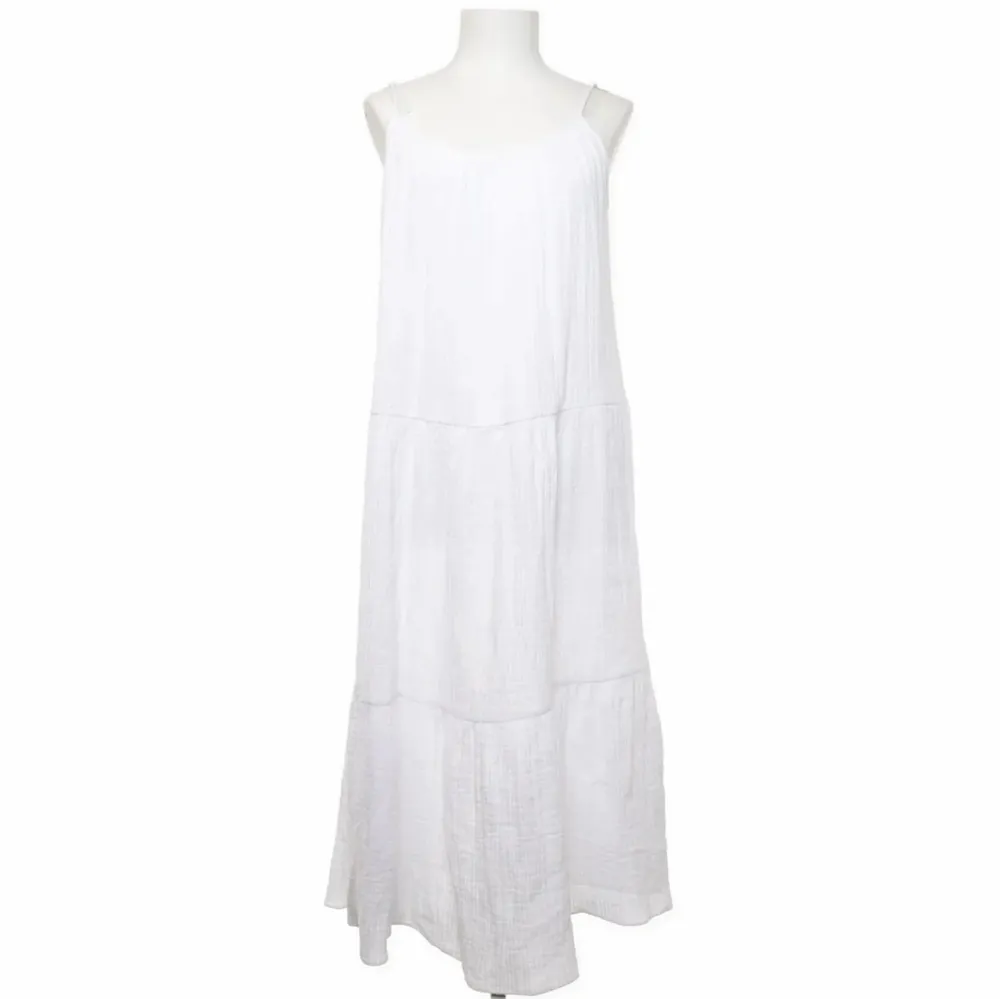 Jättesnygg vit H&M klänning som tyvärr aldrig har kommit till användning. Jag kan mötas upp i slussen, eller posta men köparen står för frakt! ❤️❤️. Klänningar.