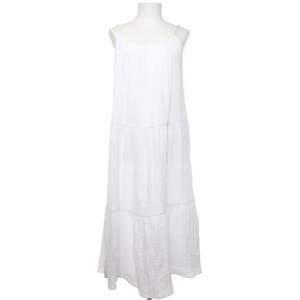 Jättesnygg vit H&M klänning som tyvärr aldrig har kommit till användning. Jag kan mötas upp i slussen, eller posta men köparen står för frakt! ❤️❤️