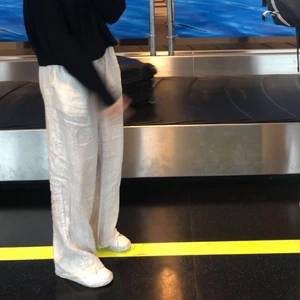 Linnebyxor  - Köpta i somras på Gotland för 1000kr. Vet inte märket då jag köpte dom i en liten butik, passar mig som bär 34/32 i byxor i vanliga fall. Är 165cm. Kom privat för fler bilder o frågor!