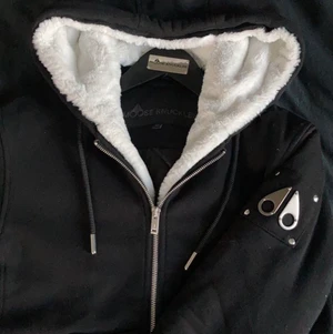 Moose Knuckles classic bunny 2 - Moose hoodie/Jacka classic bunny 2 , med avtagbar as go vit päls. Strl S , köptes i vintras så är utmärkt skick. Kvitto finns👍🏽 kan gå ned i pris vid snabb och smidig affär👊🏼 nypris ca 3600