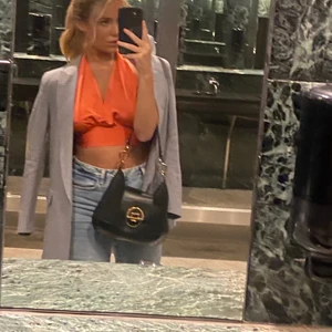 Oversized kavaj - Världens snyggaste kavaj som är perfekt nu till sommaren över en klänning eller topp! Så fin grå färg och skulle säga att den passar xs-m! Från zara men köpt förra sommaren🥰❤️