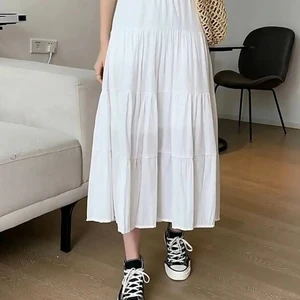 Lång vit skjol  - Jättefin kjol som jag tyvärr måste sälja då jag aldrig använder den. Har ett inre lager, inte genomskinlig. Sprillans bra skick då jag haft på mig den bara någon gång, får en att känna sig som en fe lol. Möts gärna upp ♡