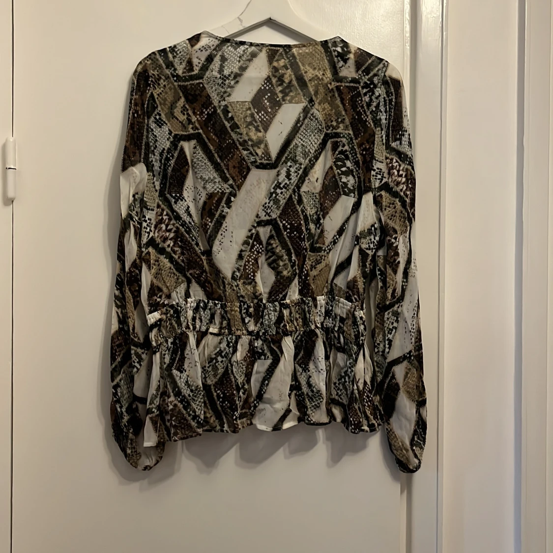 Ormskinnsmönstrad chiffongblus - 90