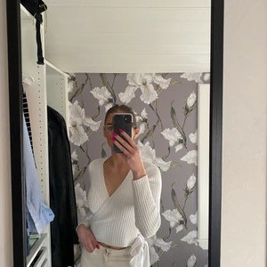 Stickad tröja  - En super bekväm och snygg stickad tröja från NA-KD i storlek S! Inte missfärgad eller på något sett sönder🤍 Frak ingår i priset!