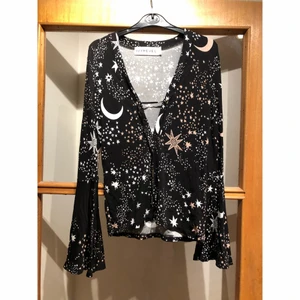 IvyRevel blus - Blus från IvyRevel med stjärnmönster, urringning och trumpetärmar. Storlek XS. 