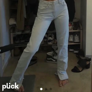 Superfina jeans från zara  - Midrise straightleg jeans från zara med slits. Superfina verkligen, dock har de inte kommit till användning. Klippta nedtill och de har även en slits. Köpare står för frakt på 66kr