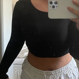 Croppad tröja med öppen rygg - Säljer denna super fina croppade toppen med öppen rygg, den är i ett rippstickat tyg och är super stretchig och skön. Användes mest i sommras men kommer ej till användning längre.. 100kr+frakt
