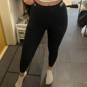 Gymshark  - Tights som är lite kortare i längden. Jag är 163 cm för referens. Har fickor på båda sidorna. Köparen står för frakten.