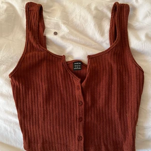 Helt ny Roströd/brun topp strl S - Helt ny aldrig använd roströd/brun topp i strl S. Med knappar fram; kommer med en extra. Frakt 26💕