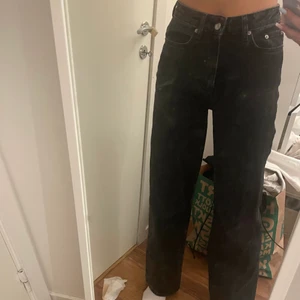 Jeans - Jeans som är i storlek xs men långa och breda så passar en s då jag själv är S 