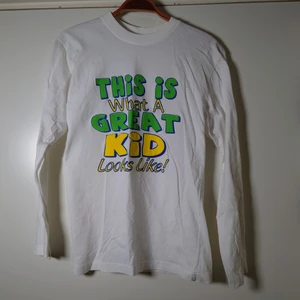 Långärmad t-shirt  - Tunn, långärmad t-shirt med tryck🌱