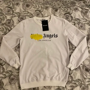Palm Angels tröja  - Hej, säljer en sprillans ny Palm Angels tröja i storlek S. Finns i Helsingborg. Rök & djurfritt hem. Köpare står för frakt. Tags medföljer. Vid snabb & smidig affär bjuder jag på frakten. 